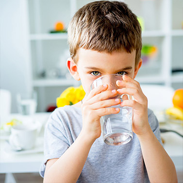 nino-tomando-agua